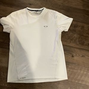 Men’s Oakley T-shirt